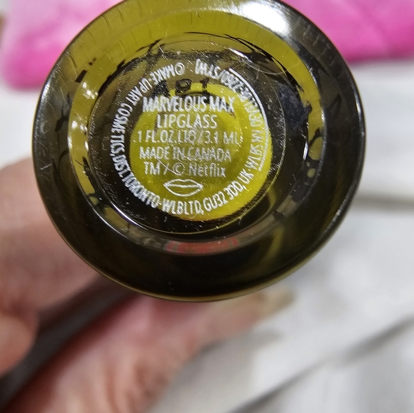 MAC + Stranger Things Lipgloss Marvelous Max - Picture 3 of 9